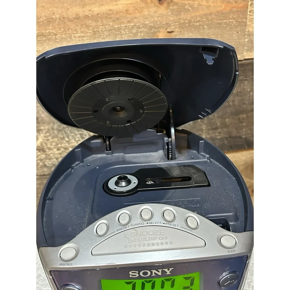 Sony LIV CD & AM/FM Radio Alarm ICF-CD843V  Retro Vintage Tested Works